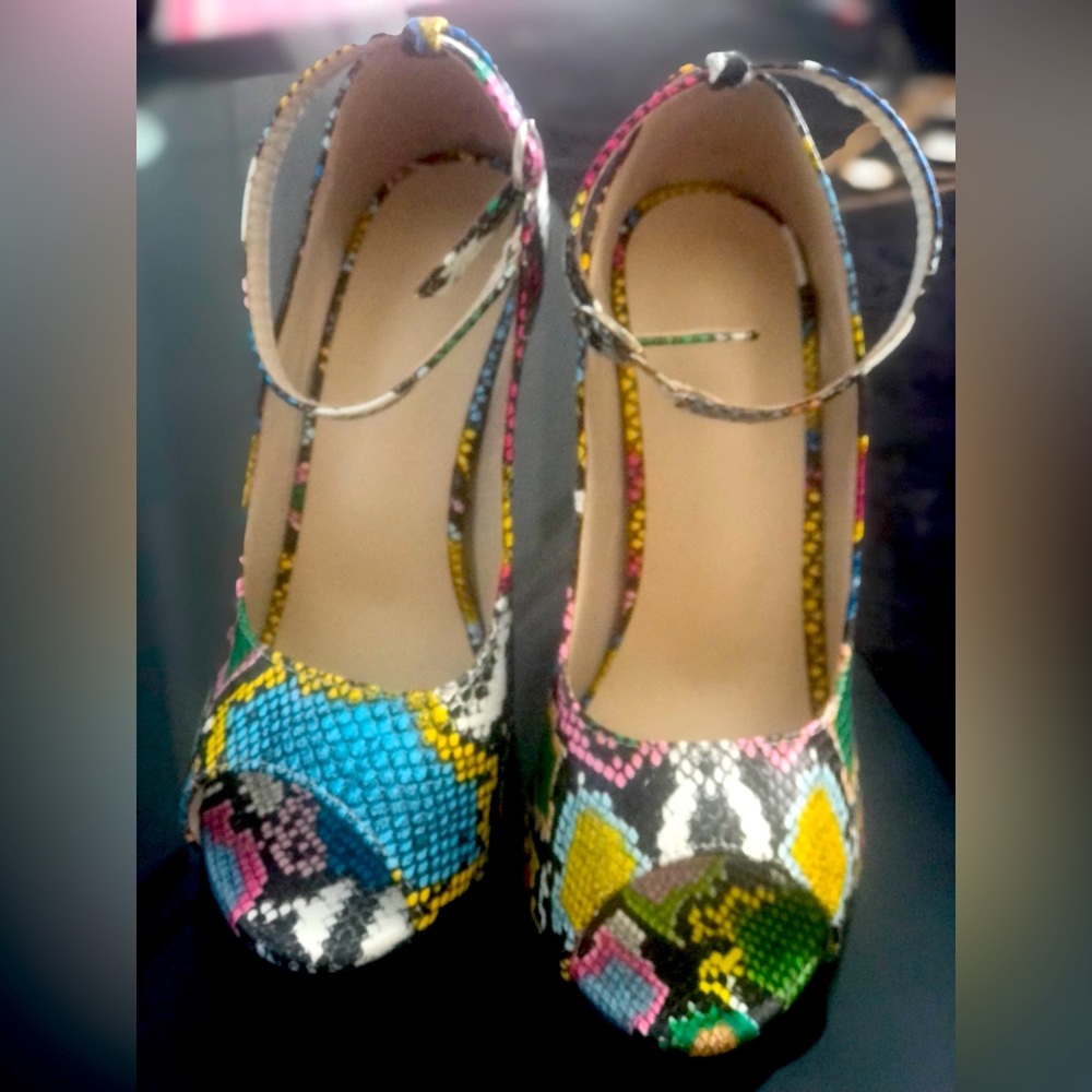 Beautiful Print heels. Can be dressed up or down.
